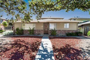 144 Roxbury St, Unit 4 in Santa Clara, CA - Building Photo