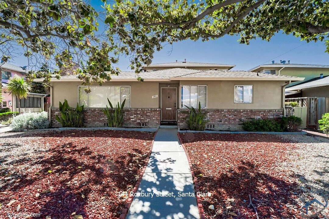 144 Roxbury St, Unit 4 in Santa Clara, CA - Building Photo