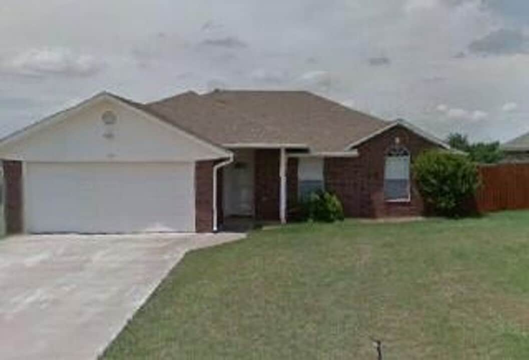 305 E Seminole St in Geronimo, OK - Building Photo
