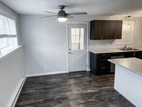 214 Larch Ave, Unit 214 in Onalaska, WI - Foto de edificio - Building Photo