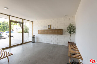 5935 Chula Vista Way in Los Angeles, CA - Building Photo - Building Photo