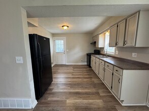 10412 W Kiehnau Ave in Milwaukee, WI - Building Photo - Building Photo