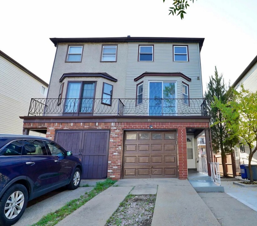 35 Elson St, Unit #2 Front Door in Staten Island, NY - Building Photo