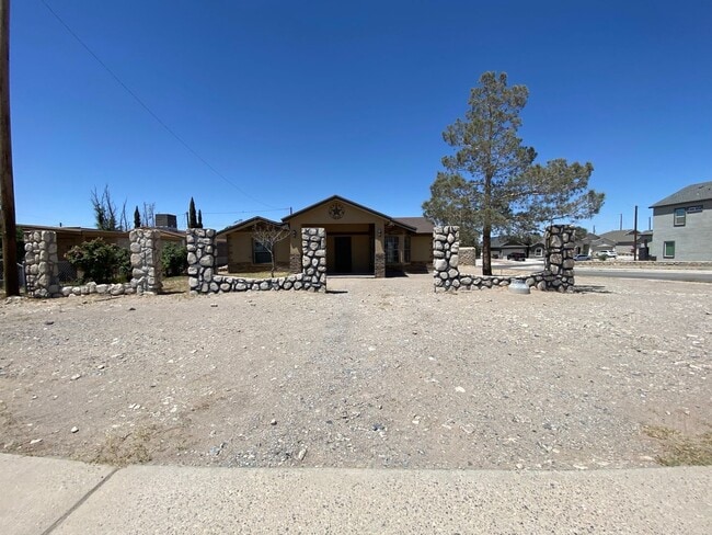 8113 Tom Mays Dr in Canutillo, TX - Building Photo - Building Photo