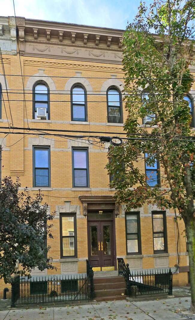 5930 Putnam Ave in Ridgewood, NY - Building Photo - Building Photo