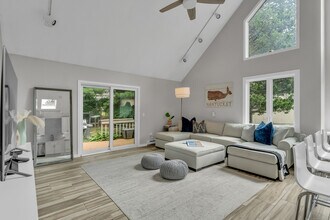 11 Copper Hill Dr in Guilford, CT - Building Photo - Building Photo