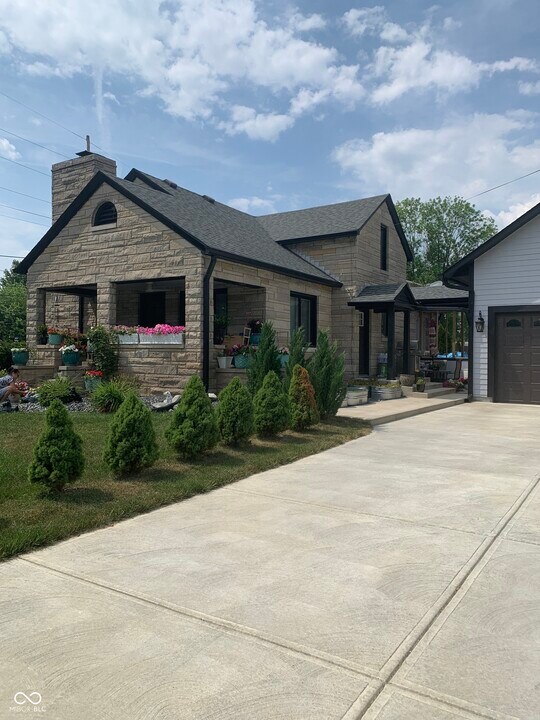 851 N Madison Ave in Greenwood, IN - Building Photo