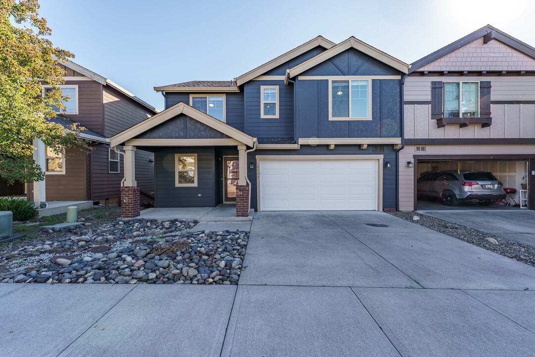 3102 NW 47th Dr in Camas, WA - Foto de edificio