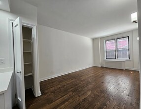 236 W 22nd St, Unit 3A in New York, NY - Foto de edificio - Building Photo