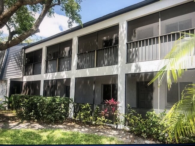 2124 N Tamiami Trl, Unit Whitaker Bayou in Sarasota, FL - Foto de edificio - Building Photo