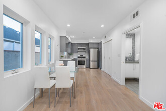 10706 Camarillo St in Los Angeles, CA - Building Photo - Building Photo