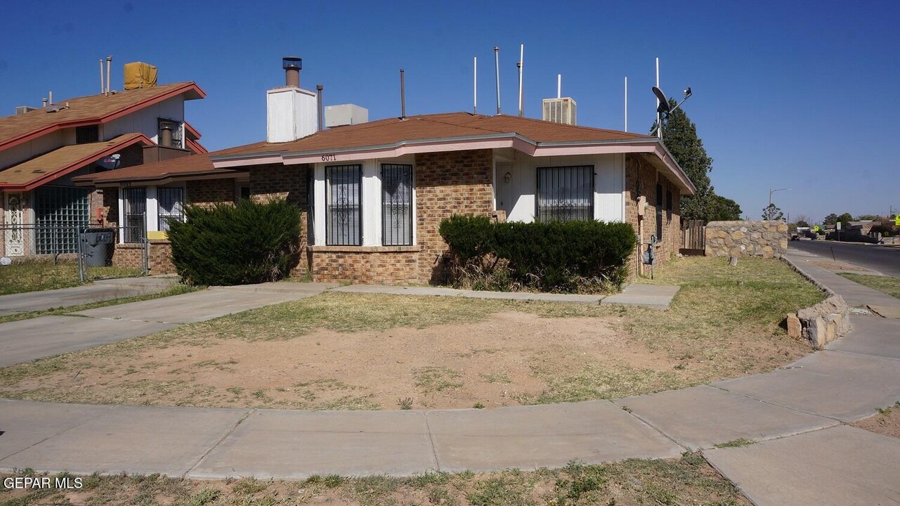 6071 Bridalveil Dr in El Paso, TX - Foto de edificio