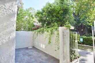 11738 Moorpark St in Los Angeles, CA - Building Photo - Building Photo