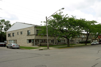 1101-1111 Greenwood Ave in Waukegan, IL - Building Photo - Building Photo