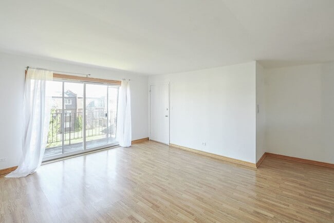 9457 Bay Colony Dr in Des Plaines, IL - Building Photo - Building Photo