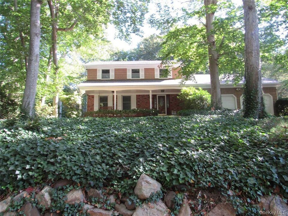 2622 Roanoke Ave in Riverhead, NY - Building Photo