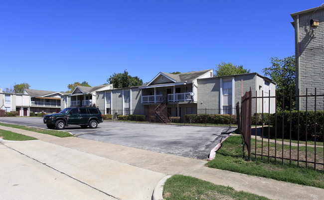 St James Place Apartments in Houston, TX - Building Photo - Building Photo