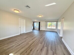 1615 Crest Dr in Lake Worth Beach, FL - Building Photo - Building Photo