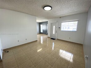 958 W 39th Pl in Hialeah, FL - Building Photo - Building Photo