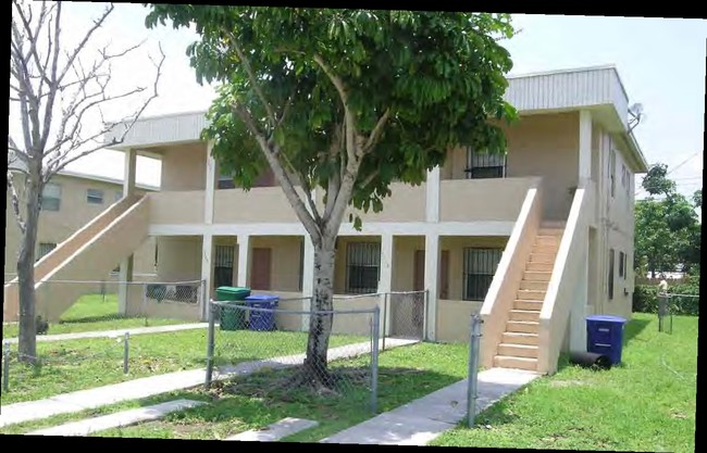 3265 NW 48th St in Miami, FL - Building Photo - Building Photo