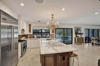 9890 SW 138th St in Miami, FL - Foto de edificio - Building Photo