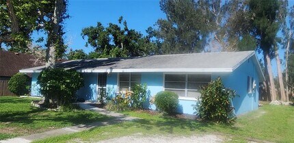 4136 S Lockwood Ridge Rd in Sarasota, FL - Building Photo - Building Photo
