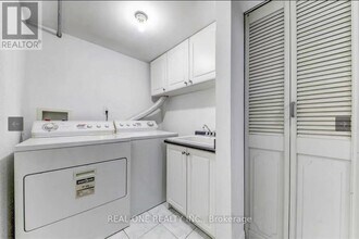 2 Maitland Dr in Markham, ON - Building Photo - Building Photo
