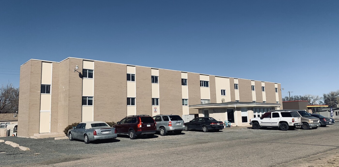 Longberg Apartments in Sterling, CO - Building Photo