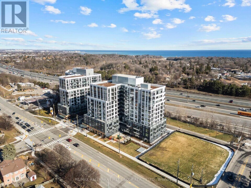 7437 Kingston Rd in Toronto, ON - Building Photo