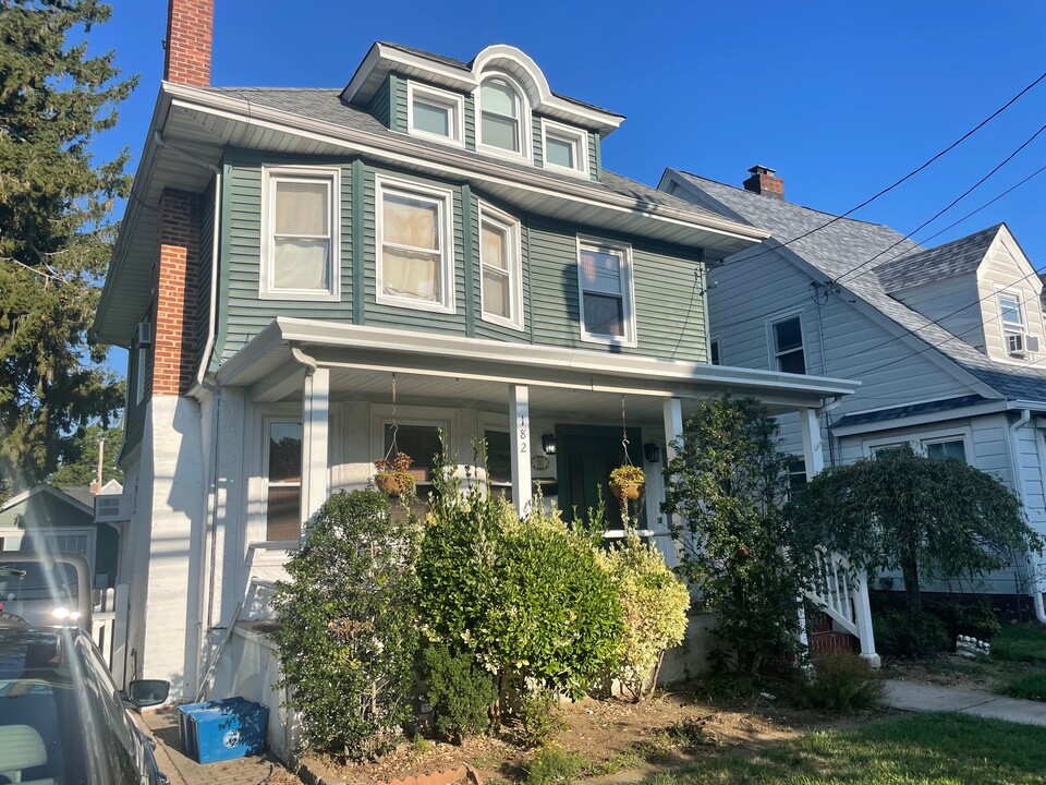 182 Plainfield Ave in Floral Park, NY - Building Photo