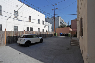 631 S Cloverdale Ave in Los Angeles, CA - Building Photo - Building Photo