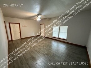 209 Pecan St in Waxahachie, TX - Building Photo - Building Photo