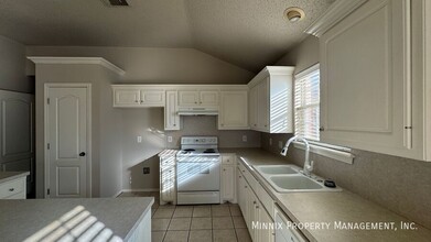 9704 Avenue U-Unit -B in Lubbock, TX - Building Photo - Building Photo