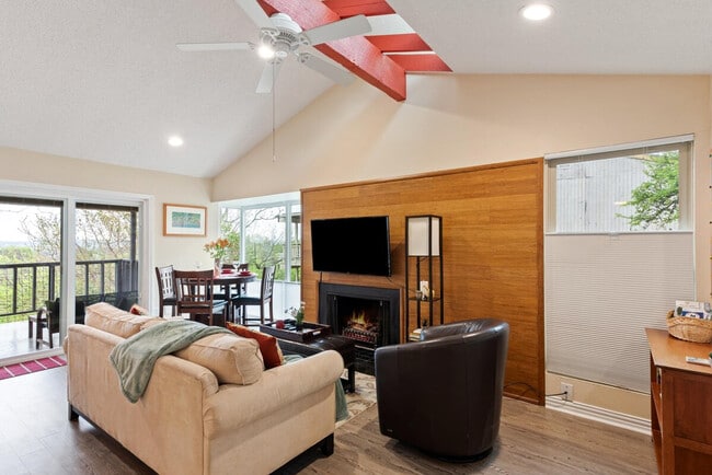 1200 Hollow Creek Dr in Austin, TX - Building Photo - Building Photo