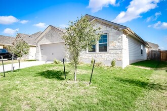 403 Grapefruit Rd in Hutto, TX - Building Photo - Building Photo