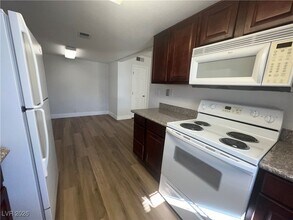 5060 Indian River Dr in Las Vegas, NV - Building Photo - Building Photo