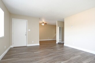 Arden Park in Sacramento, CA - Foto de edificio - Interior Photo