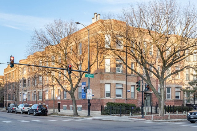 1530 W Wilson Ave