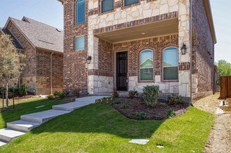 160 McCartt Dr. in Lewisville, TX - Building Photo - Building Photo