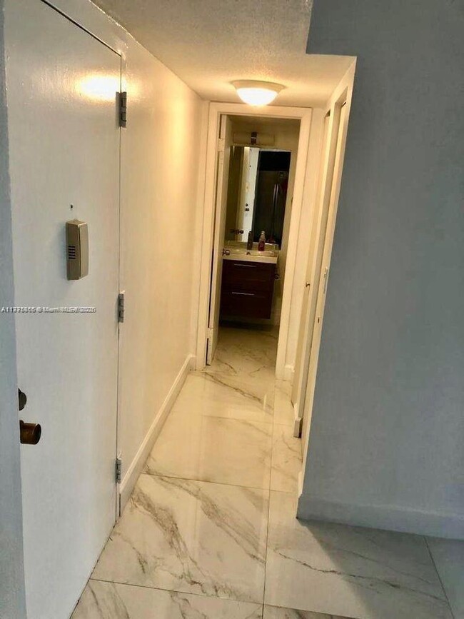 10405 N Kendall Dr in Miami, FL - Building Photo - Building Photo