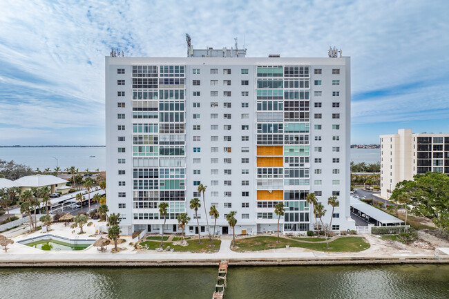 Sky Harbour in St. Petersburg, FL - Building Photo - Building Photo