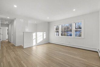 11 Erin Ct in Norwalk, CT - Foto de edificio - Building Photo