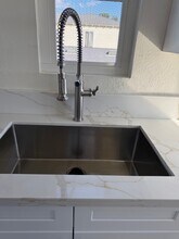 554 W 92nd St in Los Angeles, CA - Foto de edificio - Building Photo