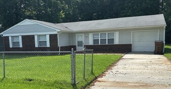 502 Thyme Ct in Jacksonville, NC - Building Photo