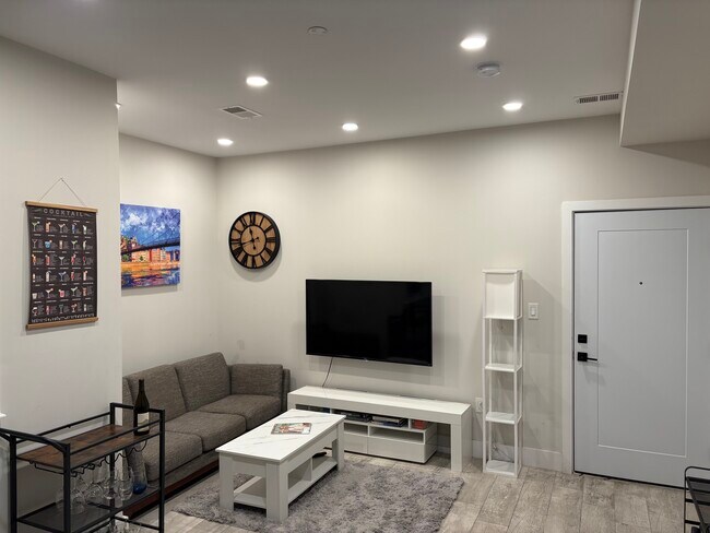 2556 University Pl NW, Unit 2 in Washington, DC - Foto de edificio - Building Photo