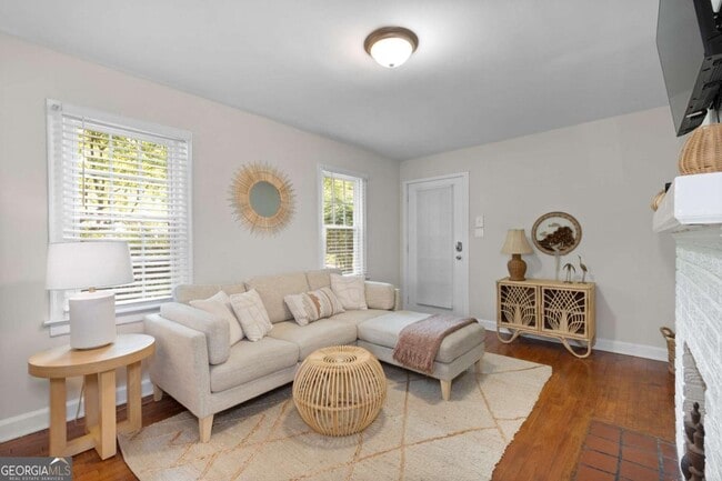 property at 557 Glenwood Pl SE