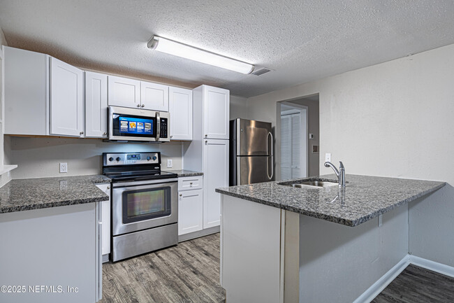 7028 Delisle Dr in Jacksonville, FL - Building Photo - Building Photo
