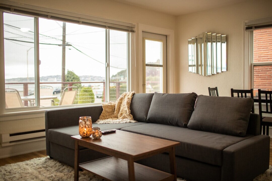 2430 Alki Ave SW in Seattle, WA - Foto de edificio