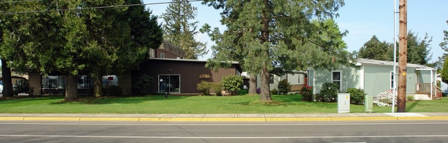 Twin Cedars Mobile Home Park in Lebanon, OR - Building Photo - Building Photo