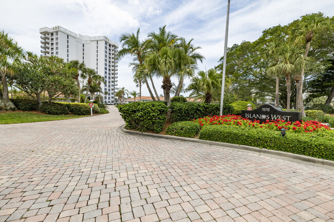 Islands West in Longboat Key, FL - Foto de edificio - Building Photo